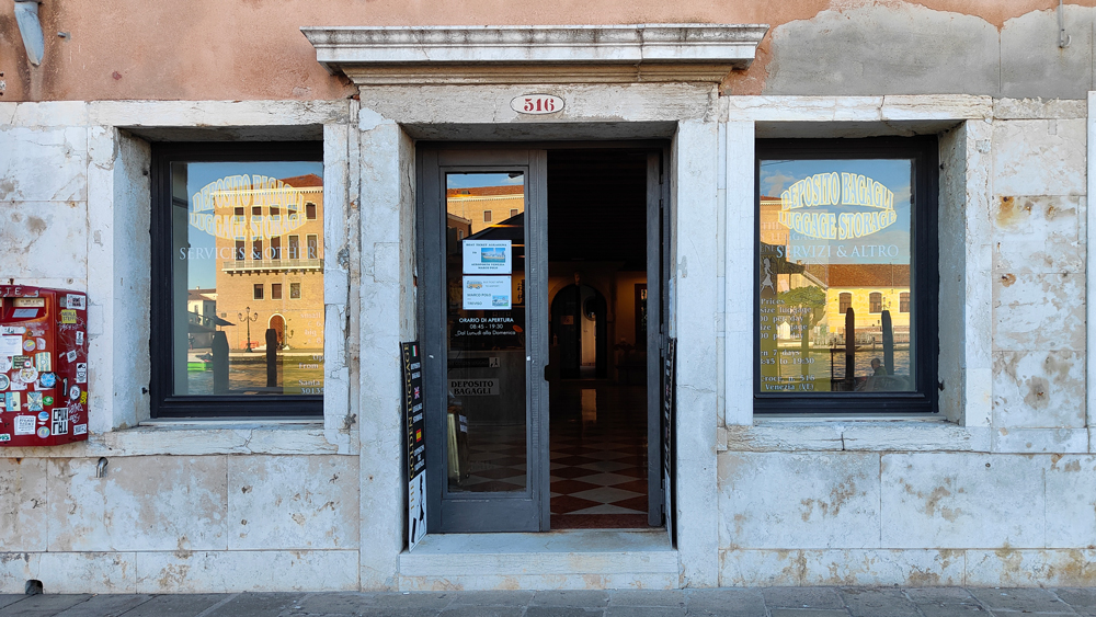 The Golden Luggage - luggage storage Santa Lucia Train Station and Piazzale Roma bus terminal Venice The Golden Luggage - luggage storage Santa Lucia Train Station and Piazzale Roma bus terminal Venice